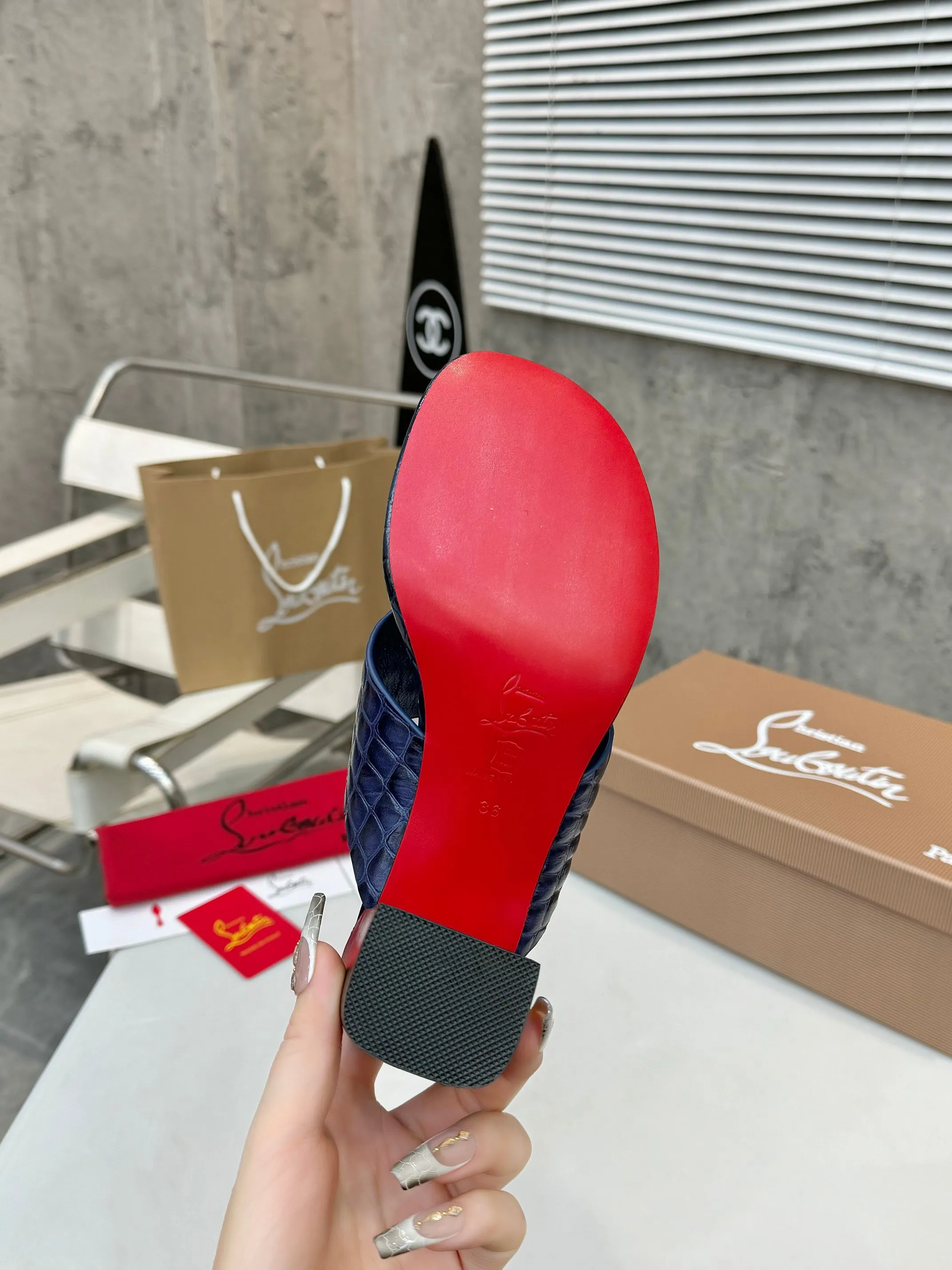👟👟Ex-factory price 440👟👟 Genuine leather base +40 Top version Exclusive customization Purchasing level ⚡⑤ colors to choose from. Reintroducing Christian Louboutin (CL) logo design, the latest catwalk style of red-soled shoes 💥abbreviated as CL red-soled shoes T-stage catwalk style👠a fresh breeze with a touch of nobility, perfect on the feet💃elegant and crystal clear, all accessories, materials and patterns are all customized 1:1 from the original version, zero distance from the original version 1⃣Upper: crocodile pattern cowhide 2⃣Inner: sheepskin 3⃣Heel height: 7cm 4⃣🔺Original packaging 5⃣Number of yards: 35-42 yards (42 can be customized and cannot be returned or exchanged)